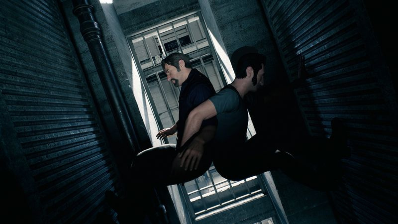 Leo og Vincent smyger sig op ad en væg i A Way Out