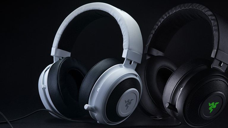 Razer Kraken Pro V2 (til venstre) afbilledet ved siden af ​​den LED-oplyste Kraken 7.1 V2 (højre).