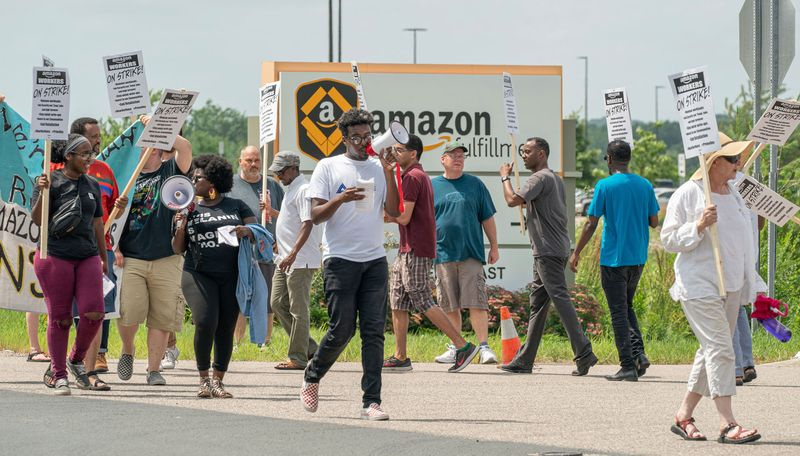 Amazon-Mitarbeiter in einem seiner Lagerhäuser streiken