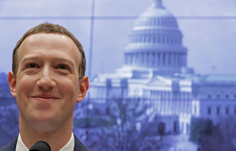 WASHINGTON, DC - 11 AVRIL : le co-fondateur de Facebook, président et chef de la direction, Mark Zuckerberg, témoigne devant le comité de l
