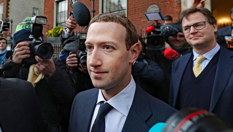 Mark Zuckerberg quitte une assemblée des actionnaires