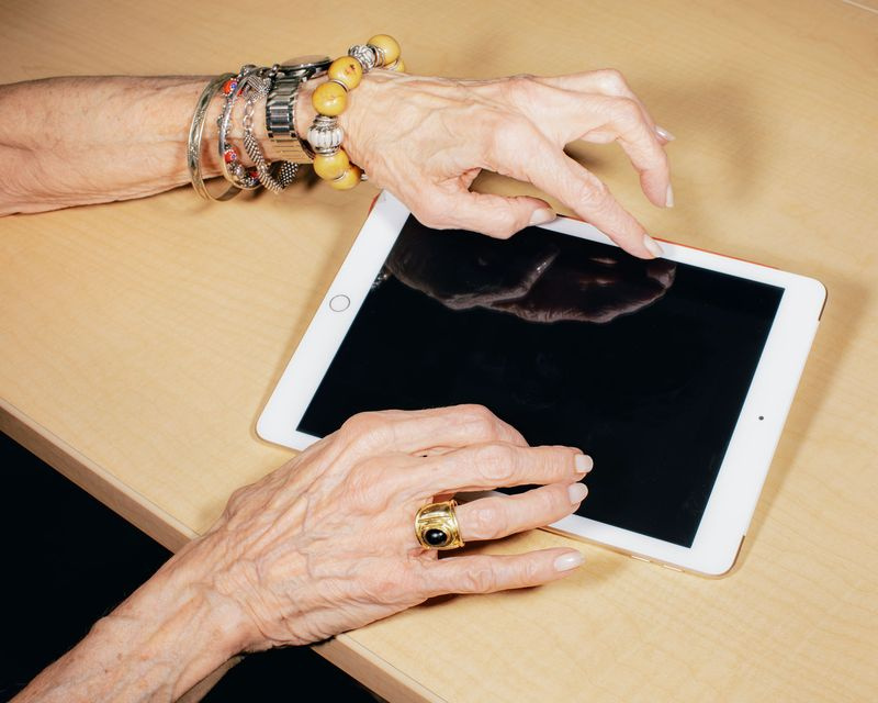 Hände auf einem iPad