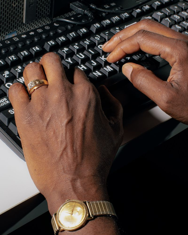 Hände, die auf einer Tastatur tippen