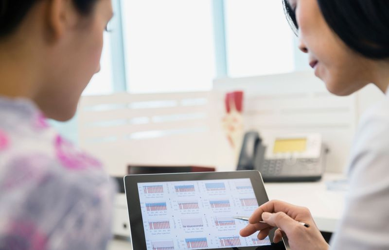 Médecins discutant de données sur un iPad