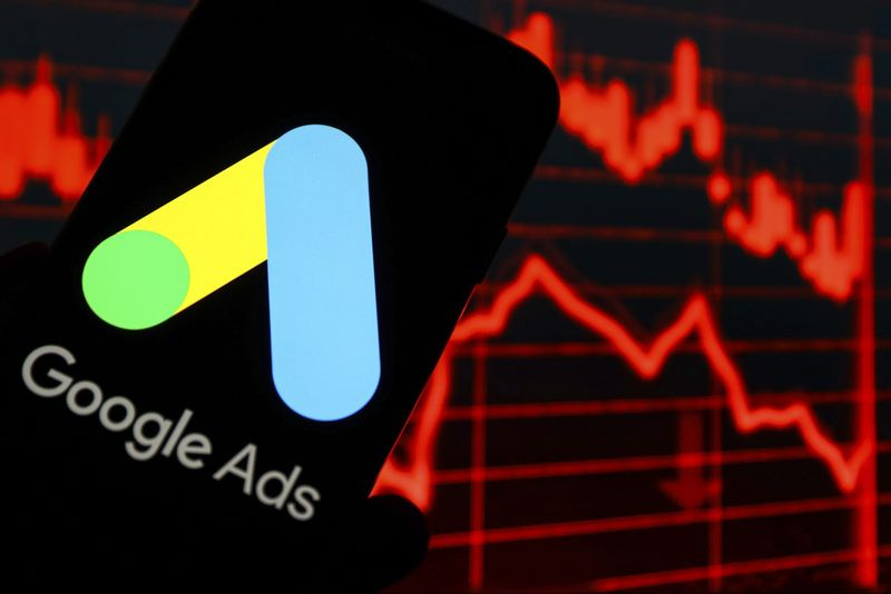 Google Ads-Logo vor einer roten Diagrammlinie