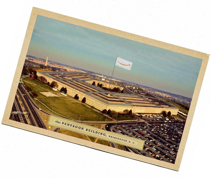 Carte postale vintage du bâtiment du Pentagone, avec un drapeau du logo Amazon au centre.