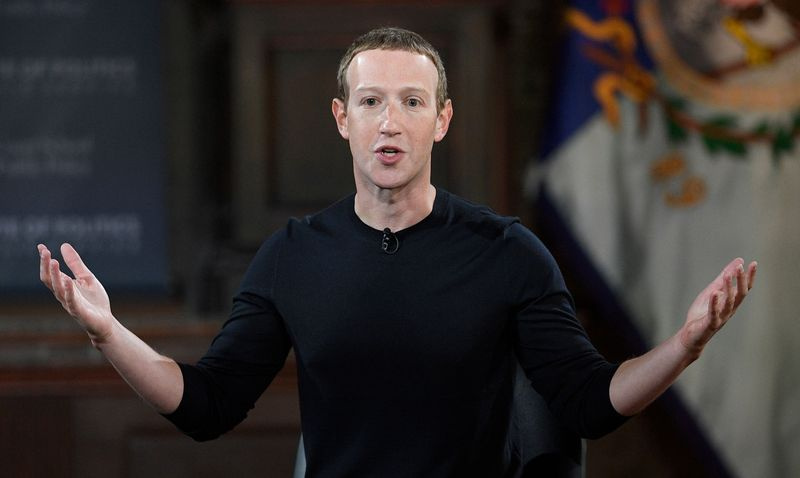 Le PDG de Facebook, Mark Zuckerberg, prononce un discours