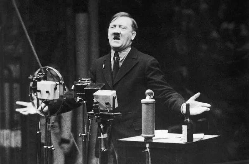Adolf Hitler fait un discours