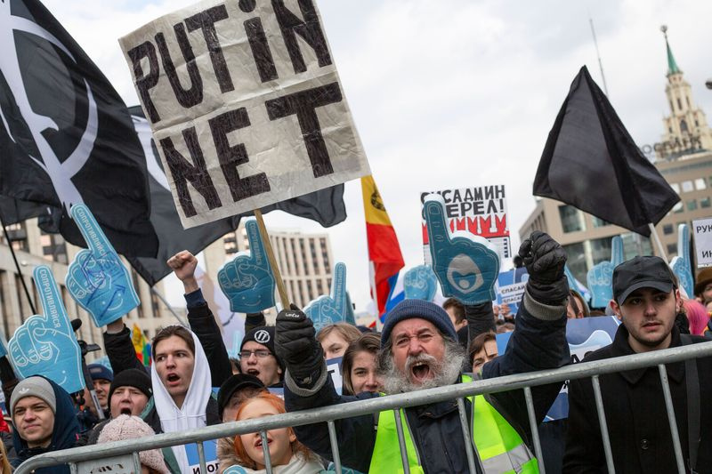Foto von Demonstranten, die während der Free-Internet-Kundgebung schreien und Schilder hochhalten