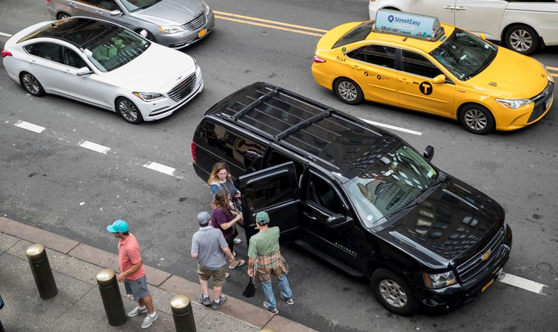 La circulation entoure un taxi qui prend des passagers à New York