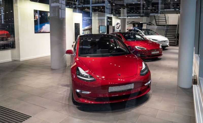 Ein Tesla Model 3 im Tesla Motors Store in Frankfurt