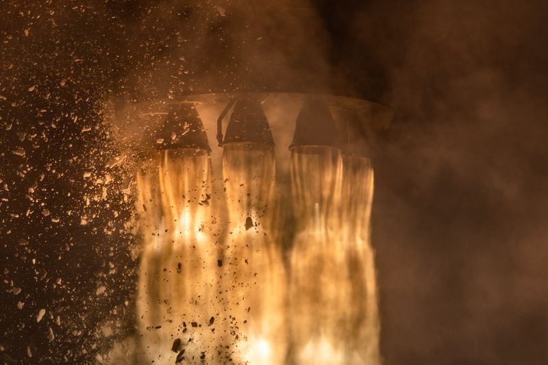 Ein Bild von Raketenauspuffrohren beim Start