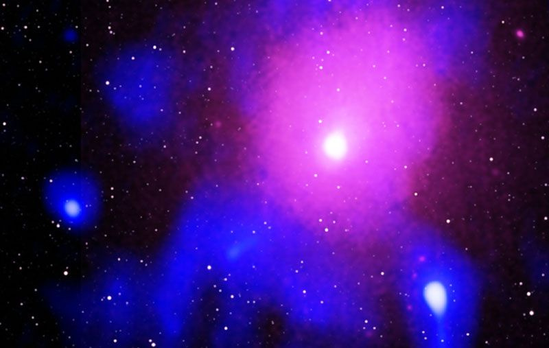 Une image composite aux rayons X, radio et infrarouge d
