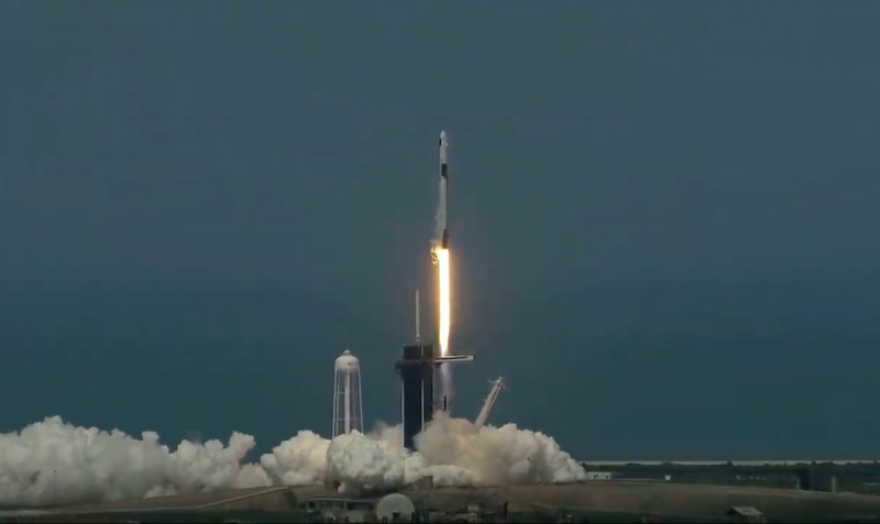 Der SpaceX Crew Dragon hebt für Demo-2 ab.