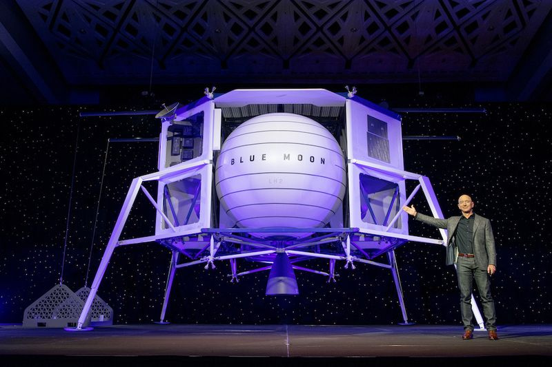 Jeff Bezos zeigt das Blue Moon-Design.