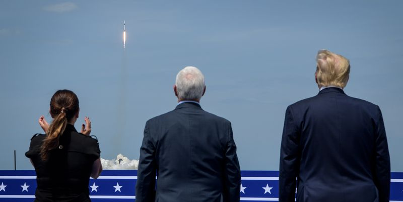 Trump und Pence Uhrenstart