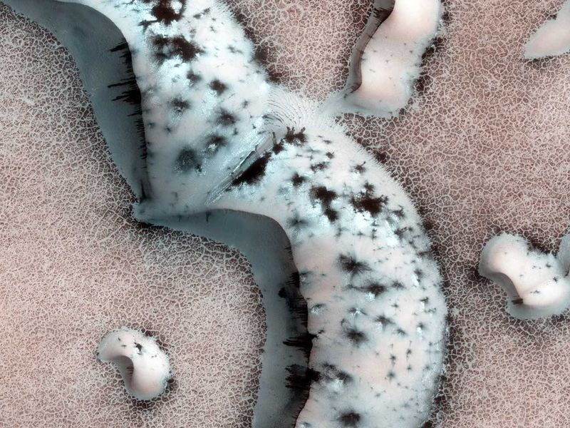 dunkle Flecken auf dem Mars, von denen angenommen wird, dass sie sich aufgrund des Festkörper-Treibhauseffekts bilden