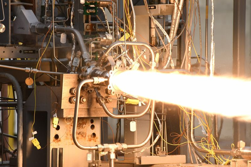 Obrázek inženýrů, kteří testují 3D vytištěnou spalovací komoru raketového motoru v Marshall Space Flight Center NASA v Huntsville, Alabama.