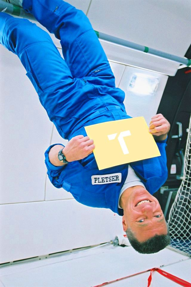 Mann im Flugzeug kopfüber schwebend