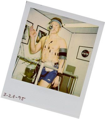 Foto eines Mannes, der sich einem medizinischen Belastungstest unterzieht