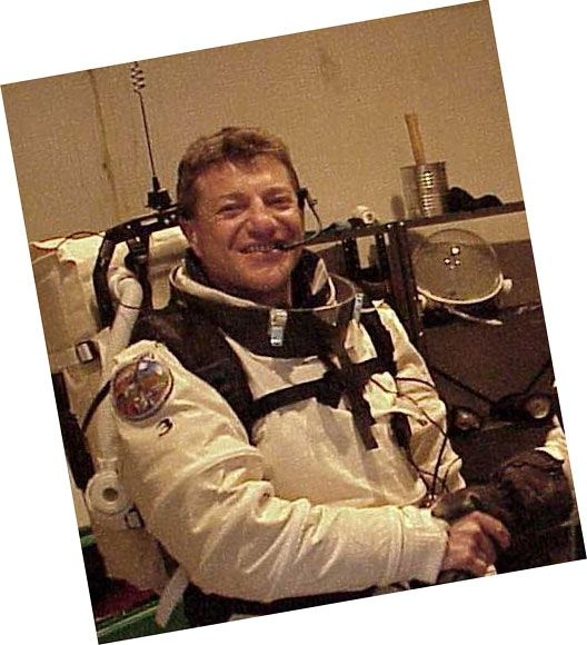 Foto des Mannes im Astronautenanzug