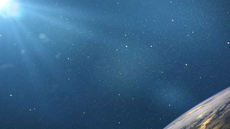 Weltraumschrott von der Sonne beleuchtet