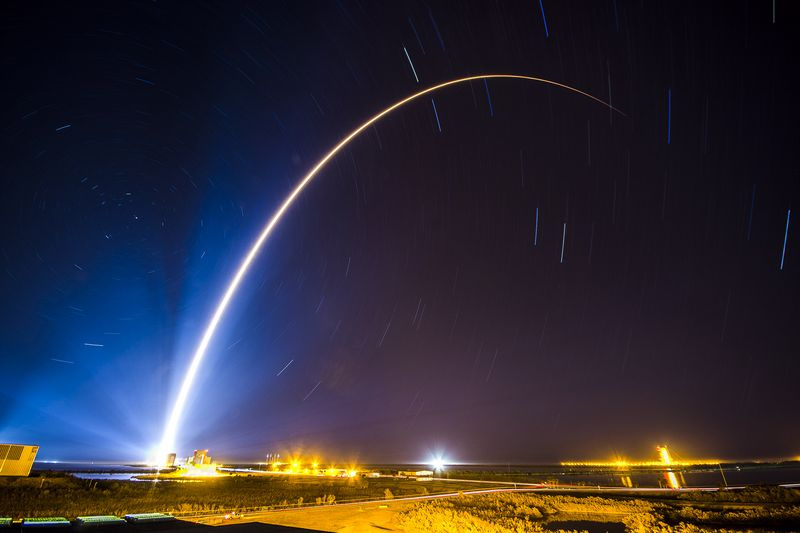 Une fusée Atlas V transportant un satellite en orbite terrestre géosynchrone du système infrarouge spatial pour une mission de l