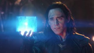 Loki met de Tesseract in Avengers: Infinity War