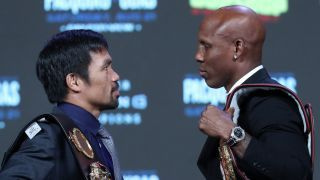 Manny Pacquiao (L) en WBA-kampioen weltergewicht Yordenis Ugas nemen het tegen elkaar op tijdens een persconferentie in de MGM Grand Garden Arena