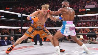 Jake Paul vecht tegen Tyron Woodley in hun gevecht in cruiserweight tijdens een Showtime pay-per-view-evenement in Rocket Morgage Fieldhouse op 29 augustus 2021 in Cleveland, Ohio.