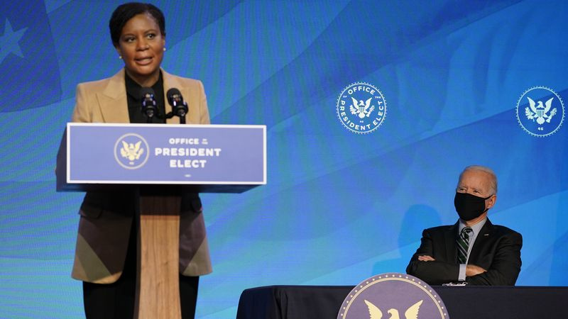 Le président élu Joe Biden écoute sa candidate au poste de directrice adjointe du Bureau de la politique scientifique et technologique Alondra Nelson parle lors d