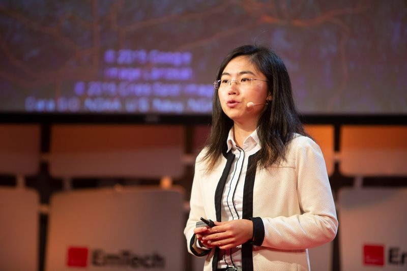 Photo de Fei Fang parlant à EmTech 2018