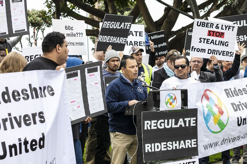 Ride-Share-Fahrer von Uber und Lyft veranstalten einen eintägigen landesweiten Streik für bessere und gerechtere Lohnsplits von den Ride-Share-Unternehmen. Am 8. Mai 2019 veranstalteten die Fahrer eine Kundgebung und demonstrierten in der Nähe des internationalen Flughafens LAX in Los Angeles, Kalifornien. (Foto von Ted Soqui/Sipa USA) (Sipa via AP Images)