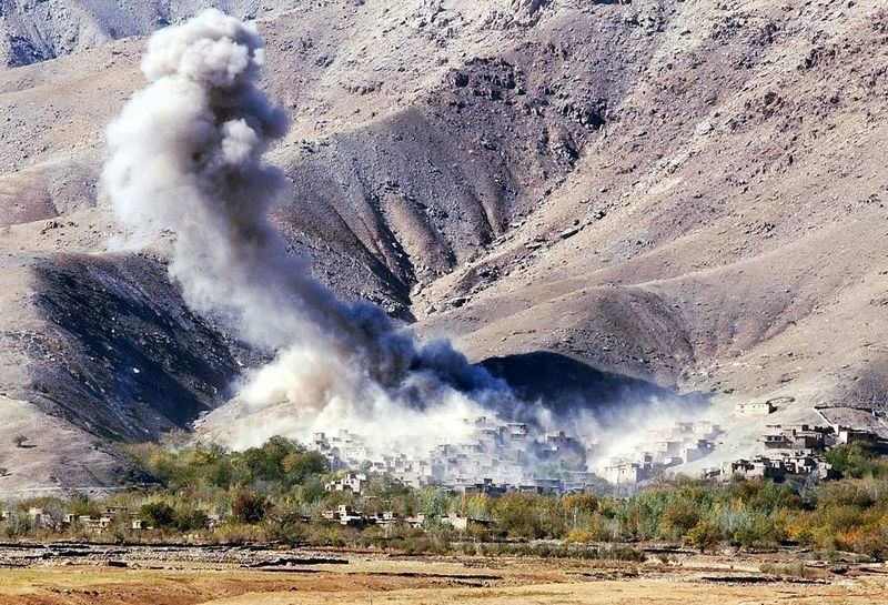 Rauch steigt nach einem US-Luftangriff aus dem Dorf Esferghich auf.