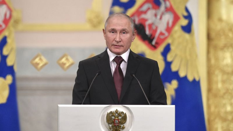 Ein Deepfake von Putin, der auf einem Podium steht.