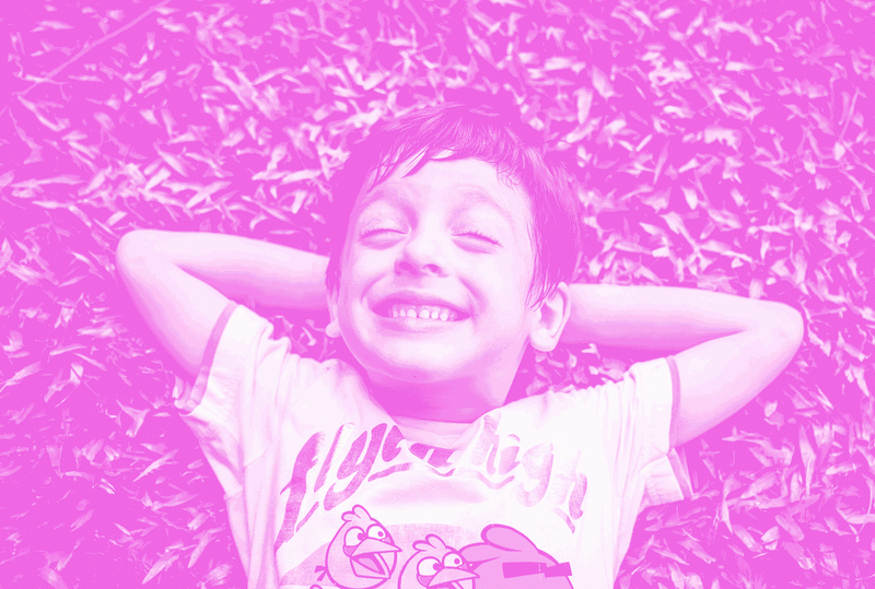 Un gif animé montrant des personnes avec différentes expressions faciales