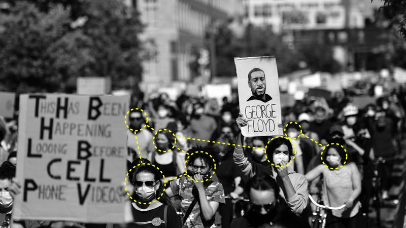 Foto eines BLM-Protestes mit darüber gezogenem Überwachungsnetz