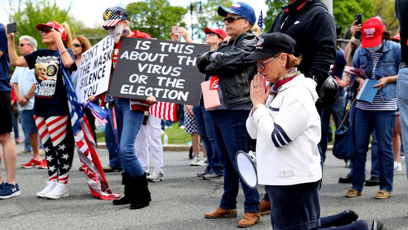 Demonstranten fordern den Gouverneur von Massachusetts, Baker, wieder zu öffnen.