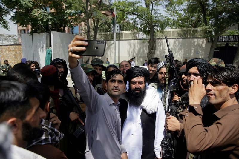 Photo de téléphone portable afghan avec des combattants talibans