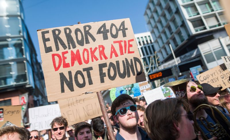 Menschen protestieren gegen die Richtlinie zum Urheberrecht im digitalen Binnenmarkt der Europäischen Union in Stuttgart, Deutschland