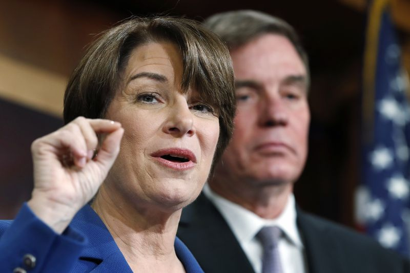 Amy Klobuchar und Mark Warner waren zwei Sponsoren des Gesetzentwurfs, zusammen mit der hawaiianischen Senatorin Maizie Hirono