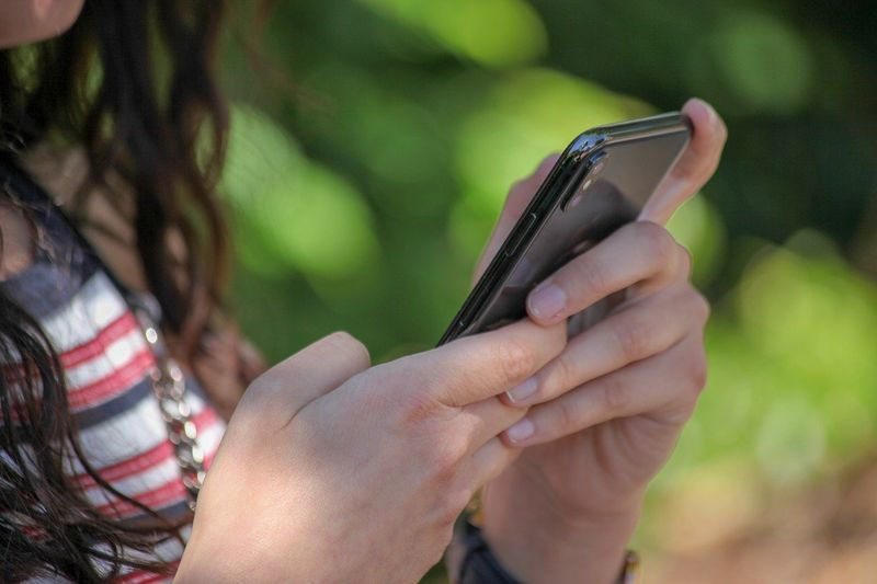 Een meisje op haar smartphone