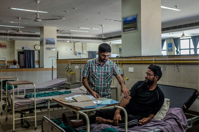 Omar Akhtar avec un patient