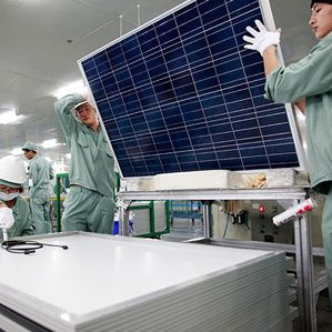 les ouvriers soulèvent le panneau solaire