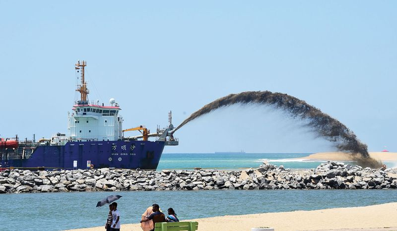 Photographie du Wan Qing Sha, une drague suceuse à élinde traînante, qui aide à construire une nouvelle ville au large de Colombo dans le cadre d