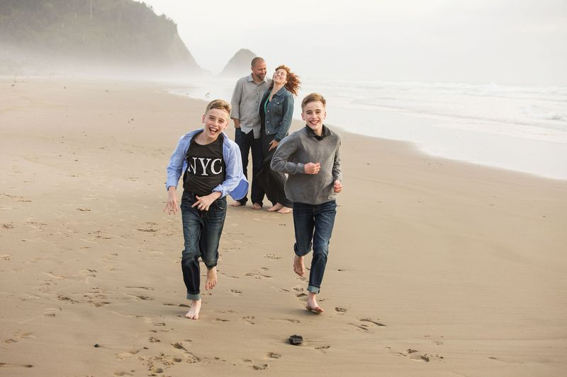Photo de la mère, du père et de leurs deux enfants sur la plage
