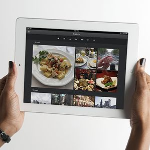 Hände halten Tablet