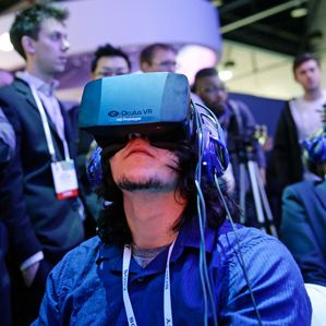 les participants essaient Oculus Rift