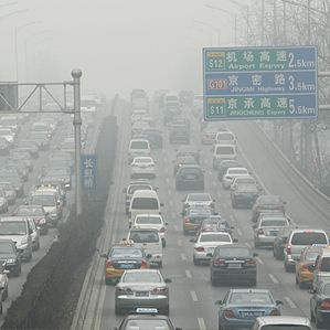 Autos fahren auf einer Straße in starkem Smog in Peking, China
