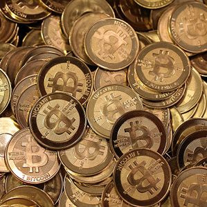 Haufen von Bitcoins wurde zu Metall